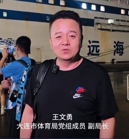 img, 在接受采访